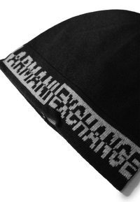 Gorro de punto negro con una banda de logo gris. Presenta un ajuste ceñido con una textura suave y una pequeña abertura cerca de la costura.