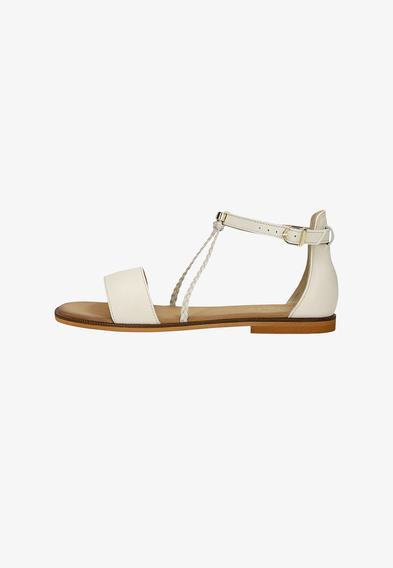 Sandale plate beige avec bout ouvert, bride de cheville avec boucle et bride en T tressée sur semelle marron clair.