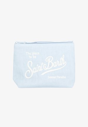 Lichtblauw etui met ritssluiting en witte tekst "The place to be Saint Barth Summer Paradise" aan de voorkant.