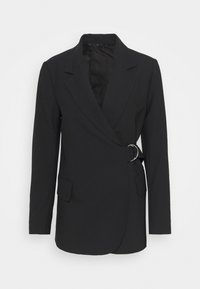 Veste noire style blazer avec un design croisé, un détail anneau argenté unique, de grands revers, et deux poches avant. Fabriquée en tissu lisse avec une coupe ajustée.