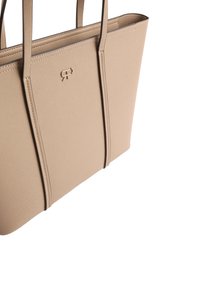 Torba typu tote w kolorze brązowym, wykonana z teksturowanej sztucznej skóry, z odpinanymi paskami na ramię i subtelnie wytłoczonym logo z przodu. Prostokątny kształt z otwartym wierzchem.