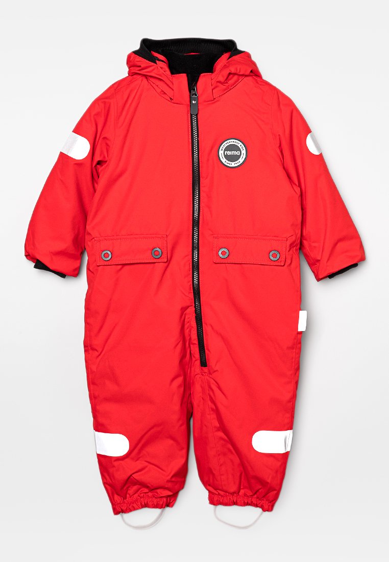 Mono aislante rojo con forro negro, cremallera frontal, dos bolsillos con botones y detalles blancos en las mangas; incluye una capucha desmontable.