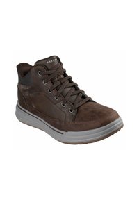 Zapatilla alta marrón con materiales de cuero y malla, puntera redondeada, cuello acolchado y suela de goma gris. Presenta parte delantera con cordones y detalle de logo.