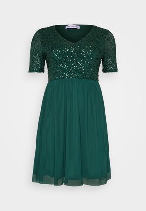 Groene jurk met korte mouwen, voorzien van een geborduurde corsage en een vloeiende, semi-doorzichtige rok. V-hals en geplooide tailleontwerp.