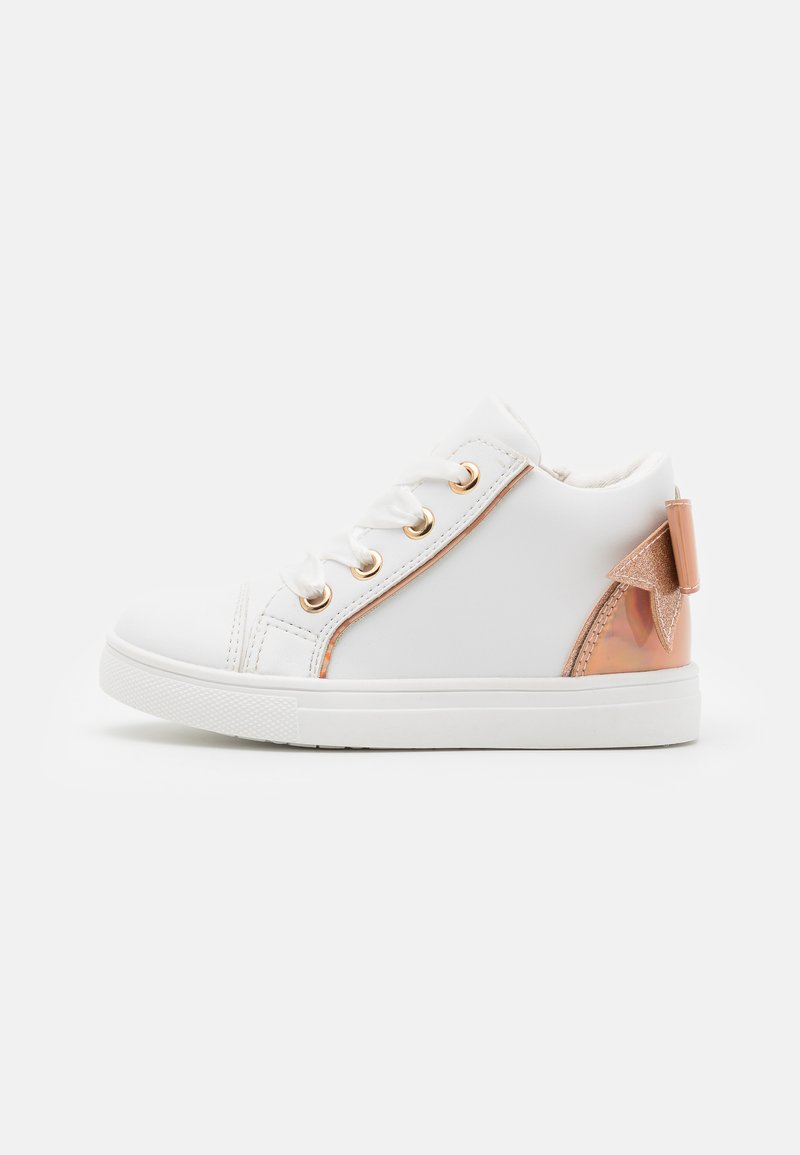 Hvite sneakers med en glatt læraktig overflate, prydet med metallisk rosegull-detaljer, en gjennomsiktig hæl og hvite gummisåler.