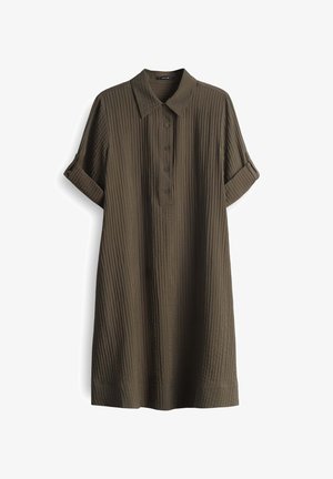 Olivgrünes Kurzarmkleid mit einem kragenlosen Ausschnitt, Knopfleiste und strukturiertem Rippstoff. Hochgerollte Ärmel und lockere Passform.