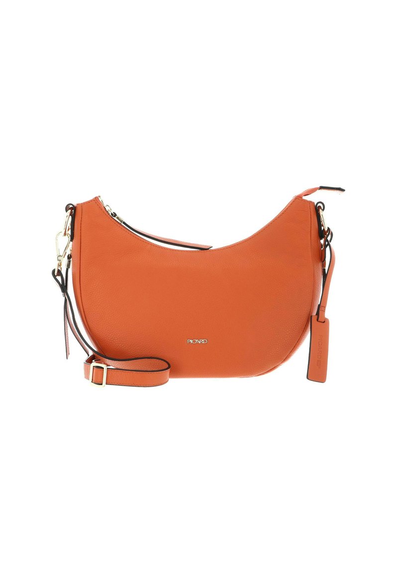 Sac à main en cuir orange avec une forme courbée, quincaillerie dorée et une bandoulière amovible. Présente une texture fine et une fermeture éclair sur le côté.