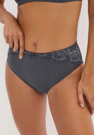 Slip grigi da donna con cinturino in pizzo floreale, texture liscia e un piccolo fiocco decorativo sul davanti. Dettagli di cucitura lungo i bordi.