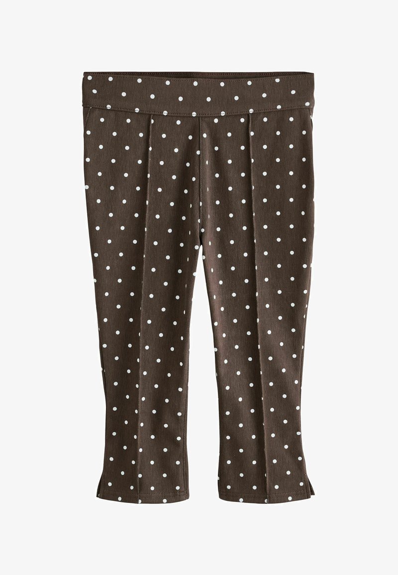 Pantalon court marron à pois blancs, avec une large ceinture et de petites fentes latérales à l'ourlet.