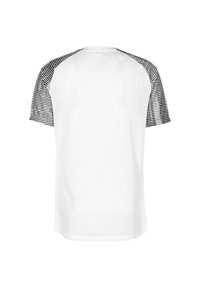 Bílé tričko s texturou síťoviny, které má černobílé pruhované krátké rukávy. Zádová část je jednobarevná, což zvýrazňuje design rukávů.