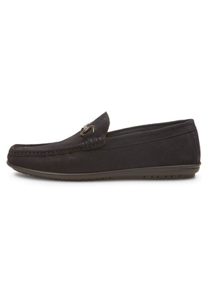 Mocasines de ante negros con un diseño cosido, que cuentan con un acento decorativo de metal en la parte superior y una suela de goma para agarre y comodidad.