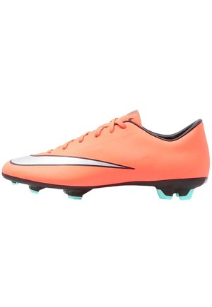 Hellorangefarbener Fußballschuh mit schwarzer Sohle und hellblauen Stollen, mit großem silber-schwarzem Nike-Swoosh an der Seite.