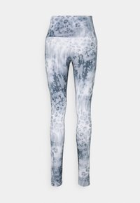 Leggings de cintura alta en un estampado de leopardo blanco y gris. Fabricados con un material elástico de textura suave; tienen una forma ajustada y son de longitud hasta el tobillo.