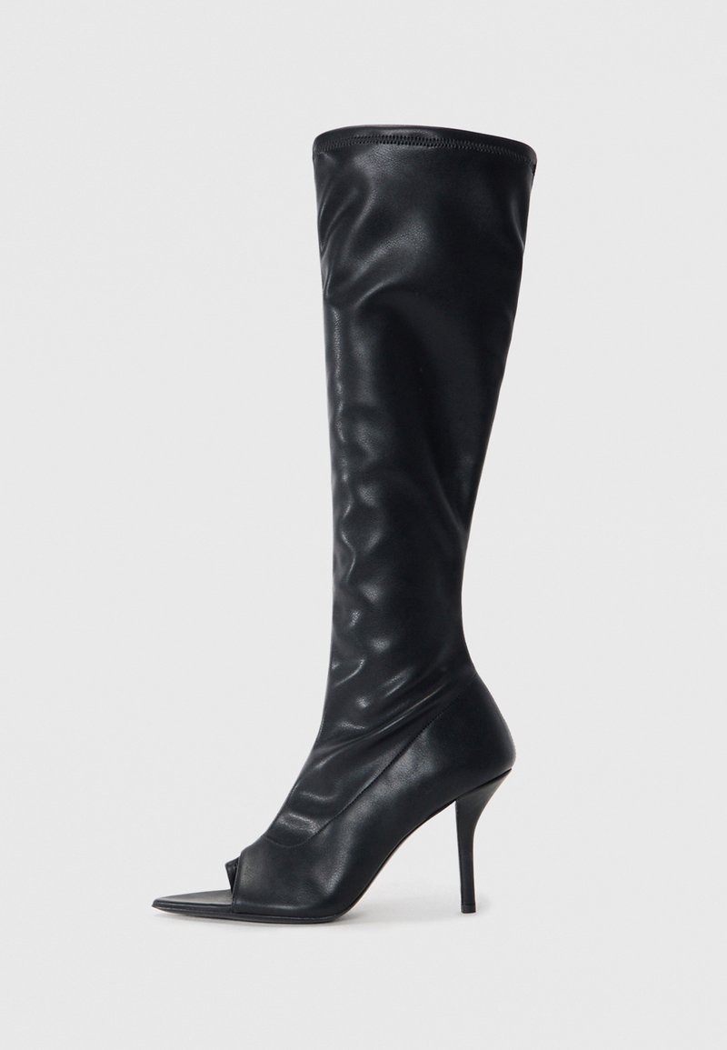 Schwarze synthetische Lederstiefel in Knielänge mit einer spitzen offenen Zehe und einem hohen Stiletto-Absatz. Strukturierte Oberseite und glatte Oberfläche.