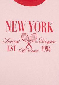 Jasnoróżowa koszulka z czerwonym napisem. Projekt zawiera "NOWY JORK Liga Tenisowa EST Off Court 1994" oraz skrzyżowane rakiety tenisowe.