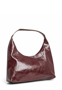 Bordo kožni ručni torbica sa glatkom, sjajnom teksturom, ovalnim otvorom i zakrivljenim remenom. Sadrži šivene detalje i meku, zaobljenu siluetu.