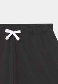 Czarne szorty z elastycznym paskiem wykonane z miękkiego materiału, z białym sznurkiem do regulacji w talii. Prosty fason bez dodatkowych wzorów.