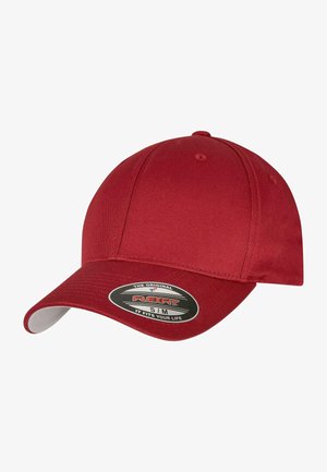 Piros Flexfit sapka lekerekített koronával és ívelt vízlelővel. Simaságot sugalló szövettextúra. Az elülső részén logó matricával, rajta a márkával.