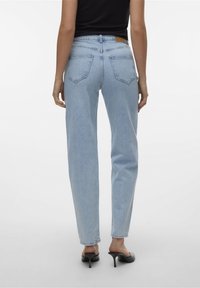 Ljusblå högmidjade jeans i denim, med en något lös passform, raka ben och två bakfickor med en logolapp.