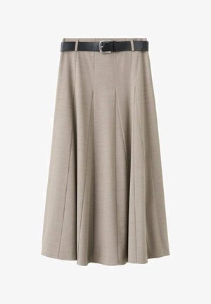 Beige geplooide rok gemaakt van gladde stof, met een zwarte riem met een zilveren gesp. De rok heeft een uitlopende pasvorm en een mid-lengte snit.