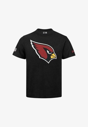 T-shirt nera in cotone con un grande logo degli Arizona Cardinals in rosso, bianco e giallo. Maniche corte, collo rotondo, vestibilità casual.