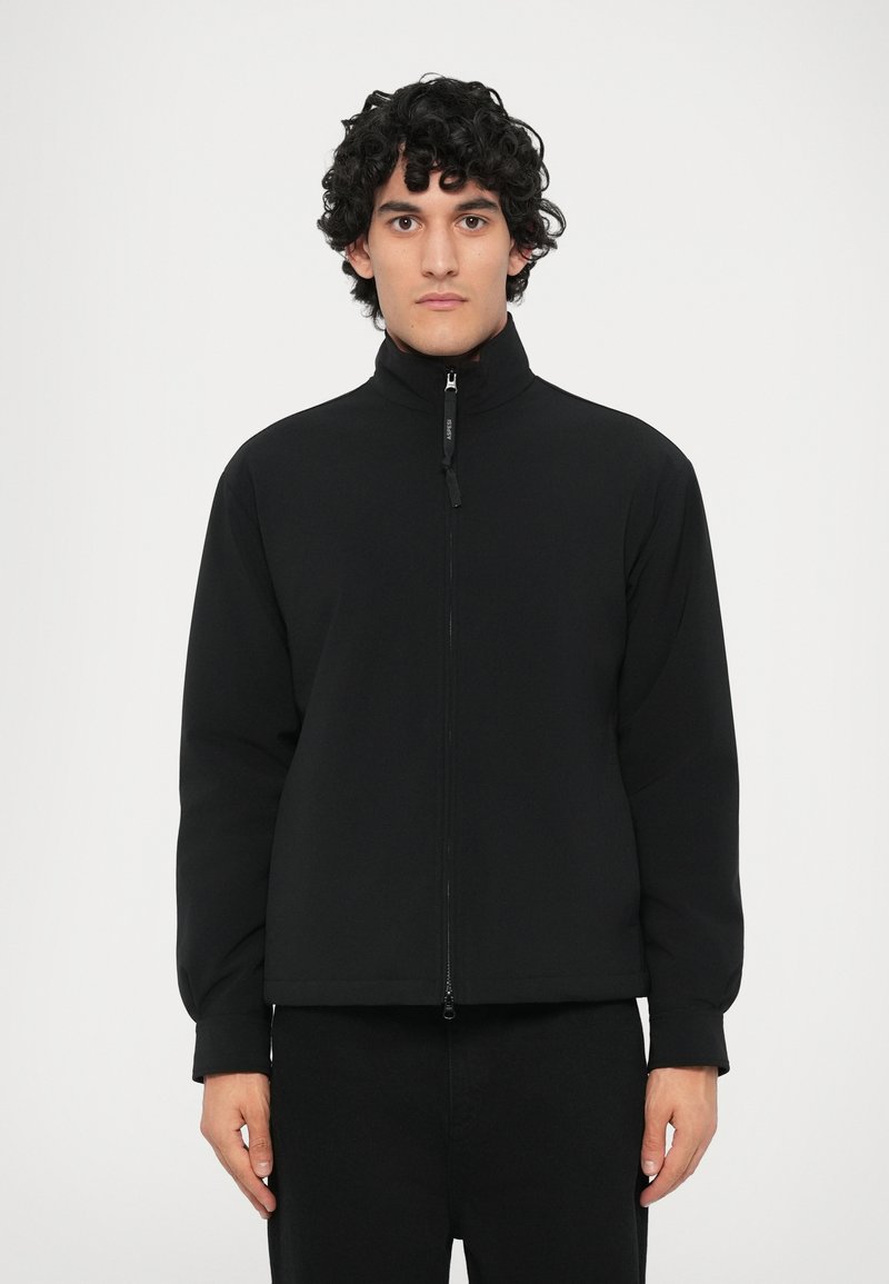 Čierna zipsová bunda s vysokým golierom, vyrobená z hladkého materiálu; obsahuje predný zips a pletené manžety. Minimalistický dizajn, žiadne viditeľné vzory.