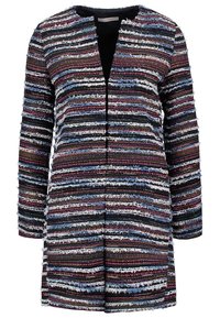 Veste en maille multicolore à rayures horizontales bleu, rose, noir et blanc. Texture effilochée, devant ouvert et manches trois-quarts.