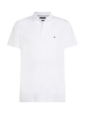 Valkoinen polo-paita, joka on valmistettu sileästä puuvillakankaasta. Paidassa on kaulus, lyhyet hihat ja rintaan brodeerattu pieni logo.