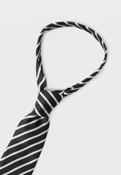 Μονόχρωμο ασπρόμαυρο γραμμωτό προδεμένο γραβάτα με ρυθμιζόμενο λουρί στολείο πάνω σε απλό λευκό φόντο.