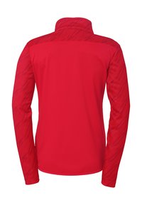 Langærmet rød skjorte med høj krave, glat tekstur og tonale diagonale striber på ærmerne. Letvægts, atletisk snit.