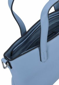 Borsa a mano in pelle azzurro chiaro con due manici, bordi neri e numerosi scomparti interni, incluso un taschino con zip. Texture liscia.