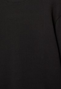 Felpa nera con colletto a girocollo ribbed e tessuto testurizzato. Il design è semplice, senza loghi o decorazioni visibili.