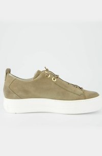 Sneaker in suede beige con suola piatta bianca, occhielli dorati e linguetta posteriore. Presenta una punta arrotondata e una superficie texturizzata per una migliore aderenza.