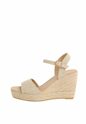 Béžové klínové sandály s tkanou texturou, páskem kolem kotníku se zlatou přezkou, otevřenou špičkou a splétaným platformovým podpatkem ve stylu espadrilek.