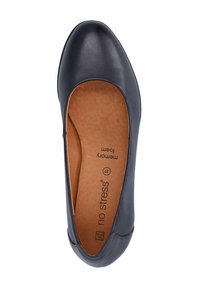 Scarpa piano in ecopelle blu navy con punta arrotondata, soletta in memory foam e superficie liscia. Presenta dettagli di cucitura sottile.