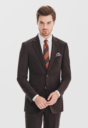 - Marynarka garniturowa