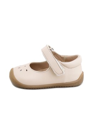 Zapato Mary Jane beige para niño pequeño con correa de Velcro, diseño perforado en la punta, cuello acolchado y suela flexible de goma marrón.