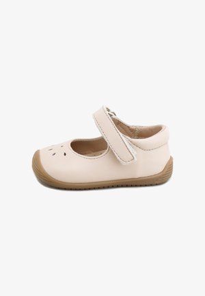 Zapato Mary Jane beige para niño pequeño con correa de Velcro, diseño perforado en la punta, cuello acolchado y suela flexible de goma marrón.