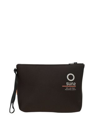 Pochette rettangolare nera con cerniera, cinturino da polso, logo circolare e testo "SUNS WE_AR 360° MOVING LIGHT" sul davanti.