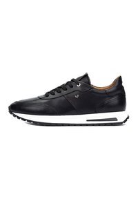 Zwarte leren sneakers met een gestroomlijnd ontwerp, voorzien van een witte tussenzool, gestructureerde buitenzool en zwarte vetersluiting.