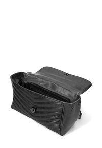 Borsa a tracolla in pelle nera con motivo a rombi inclinati e chiusura a pattina magnetica, mostrata aperta e con una tasca interna con zip.