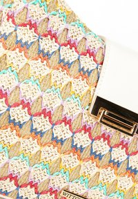 Borsa intrecciata multicolore con un design testurizzato e a motivi, rifinita con dettagli dorati e una parte in pelle bianca.