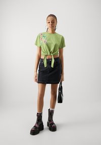 YAS YASFABIAN KNOT TEE - Marškinėliai su spaudiniu - grasshopper