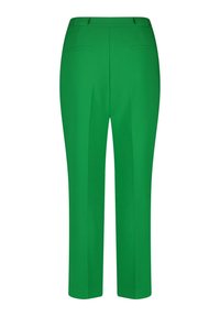 Pantalon vert sur mesure à coupe droite, en tissu lisse, avec deux poches arrière et des plis subtils sur le devant.