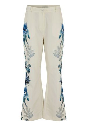 Pantalones acampanados en tela crema con patrones florales azules a lo largo de las costuras laterales y cierre frontal con botones. Textura suave y diseño entallado.