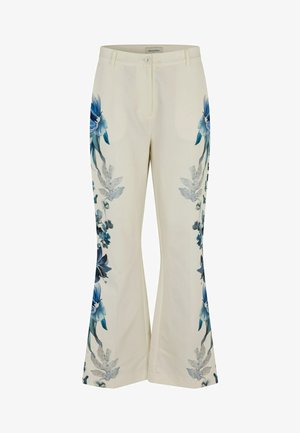 Pantaloni a zampa in tessuto crema con motivi floreali blu lungo le cuciture laterali e chiusura frontale con bottoni. Tessuto liscio e design sartoriale.