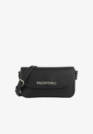 Borsa a tracolla nera in pelle con finitura texture, chiusura a pattina e dettaglio logo argentato. Tracolla regolabile per un utilizzo versatile.