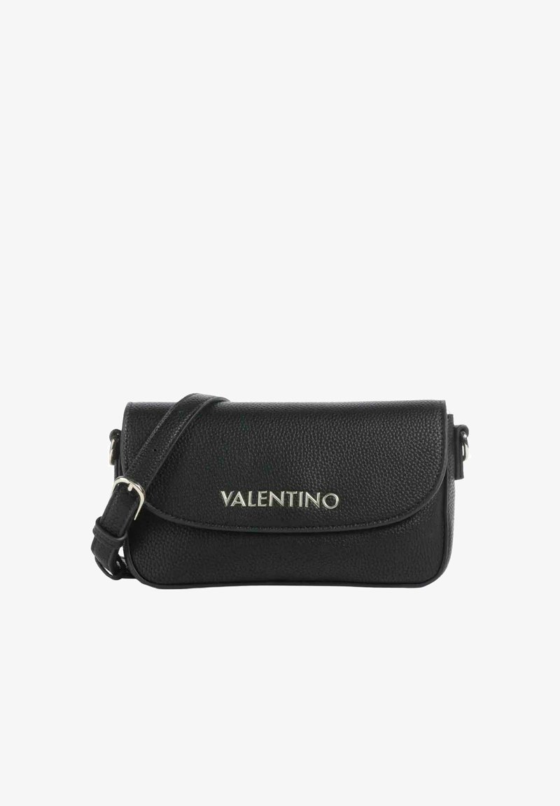 Borsa a tracolla nera in pelle con finitura texture, chiusura a pattina e dettaglio logo argentato. Tracolla regolabile per un utilizzo versatile.