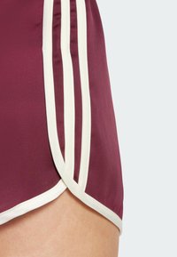 adidas Originals SPRINTER - Pantaloni scurți - maroon cream white
