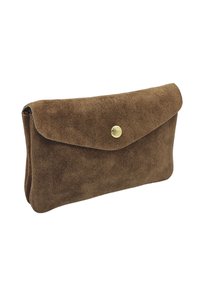 Pochette en suede marron avec un rabat pliable, fermeture à snap doré et texture douce ; sa forme rectangulaire met en valeur un design minimaliste.